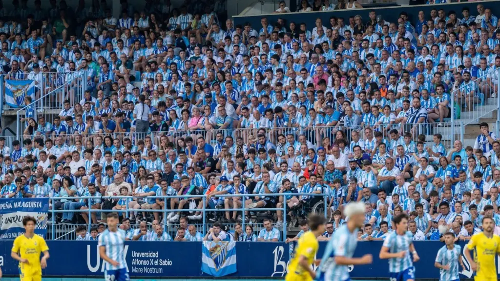 37 LA AFICION DEL MALAGA CF VISUALIZA EL DUELO ANTE LAS PALMAS