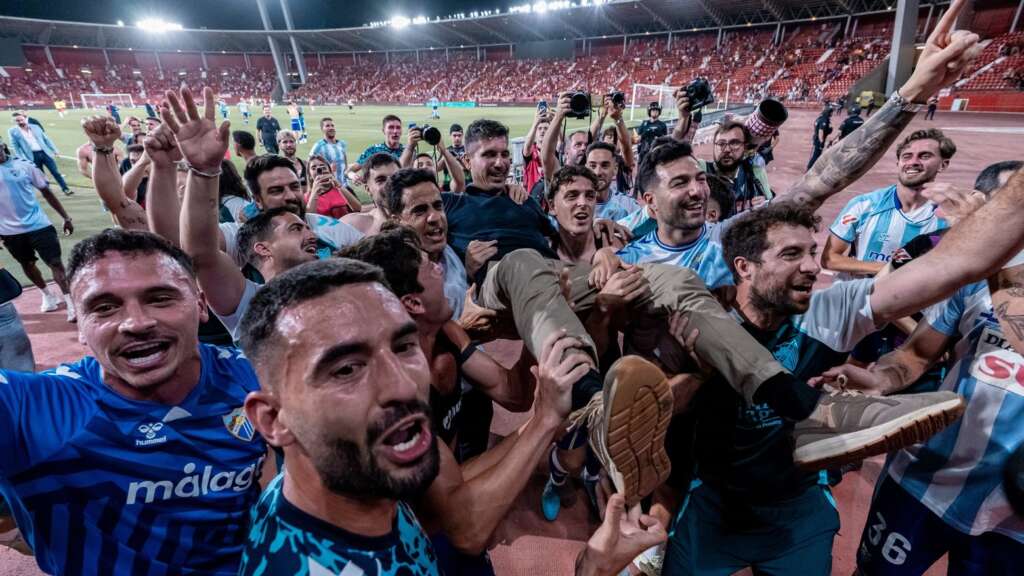 38 - FUNES MANTEADO POR SU EQUIPO