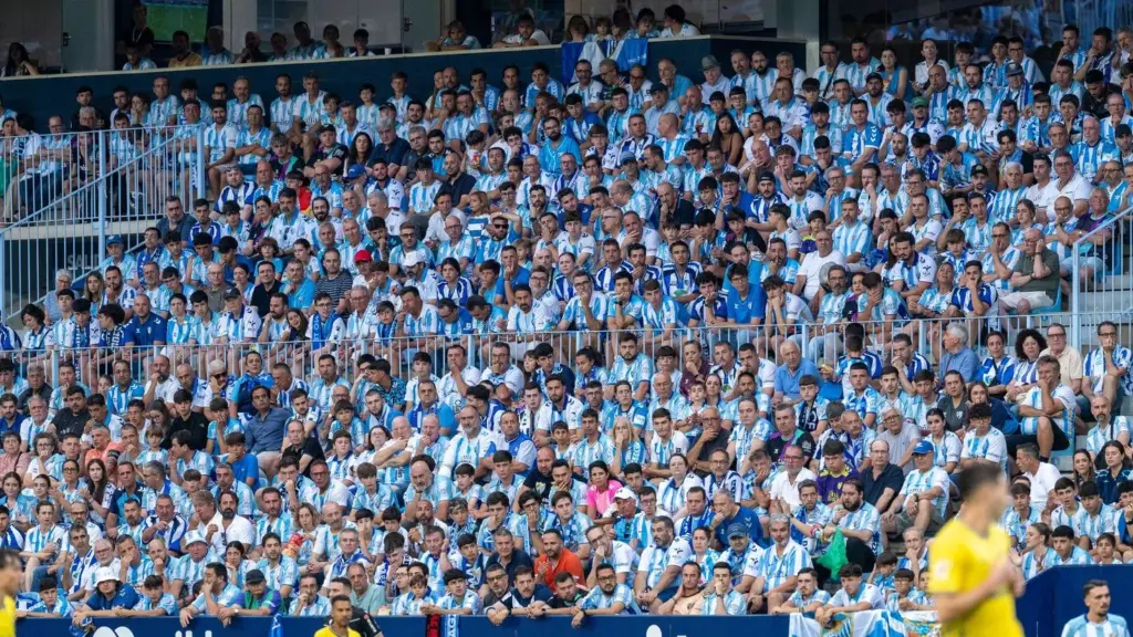 38 LA AFICION DEL MALAGA CF VISUALIZA EL DUELO ANTE LAS PALMAS