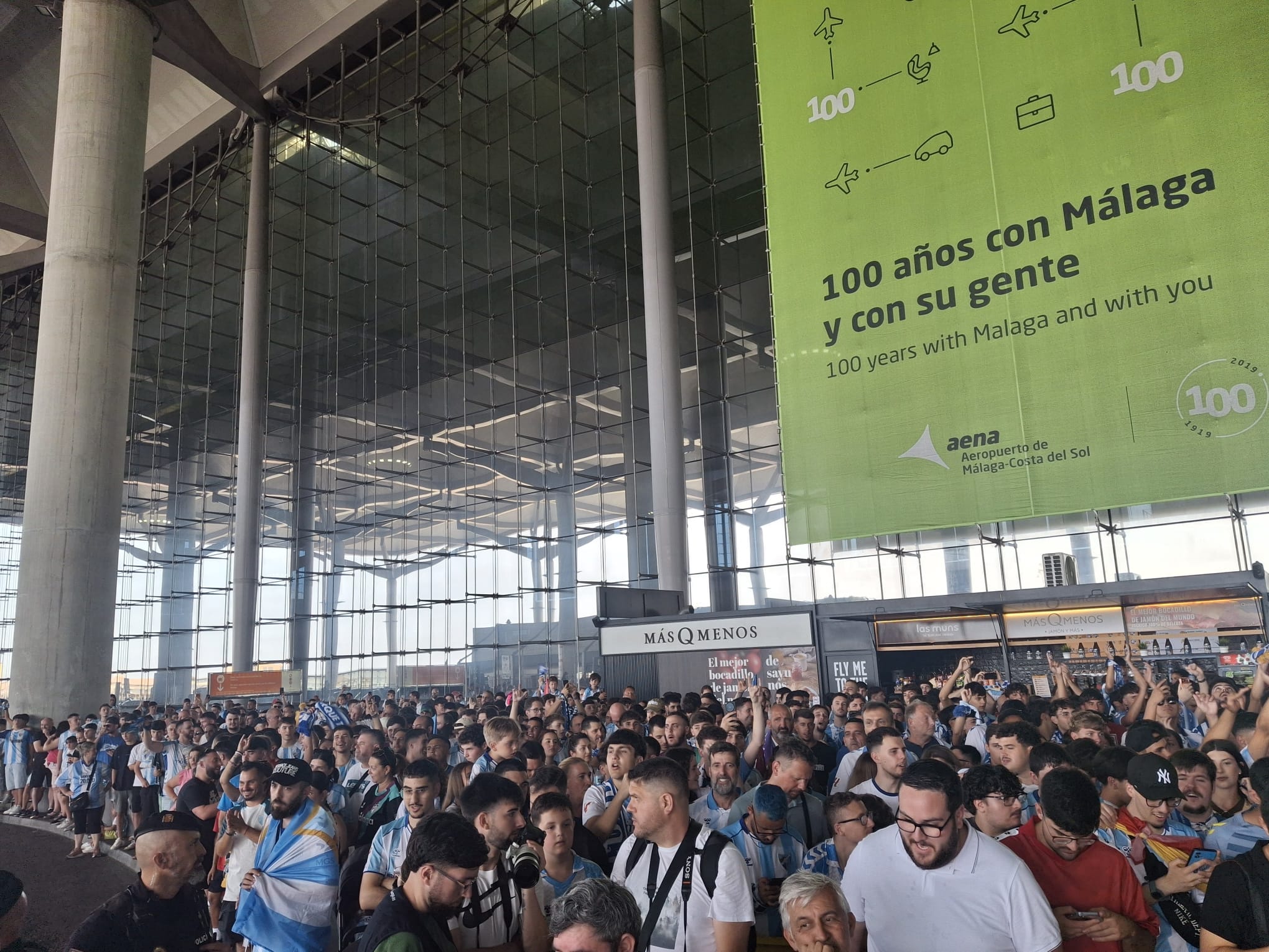 Las mejores fotos y vídeos del histórico recibimiento al Málaga CF en el Aeropuerto antes del playoff 4 4 3