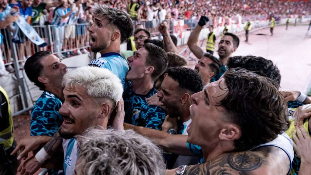 4 - LARRUBIA CELEBRA SU GOL EN ALMERÍA