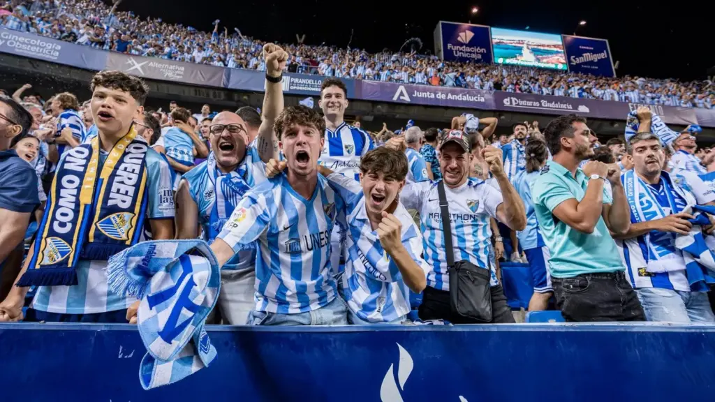 43 LA AFICION DEL MALAGA CF VISUALIZA EL DUELO ANTE LAS PALMAS