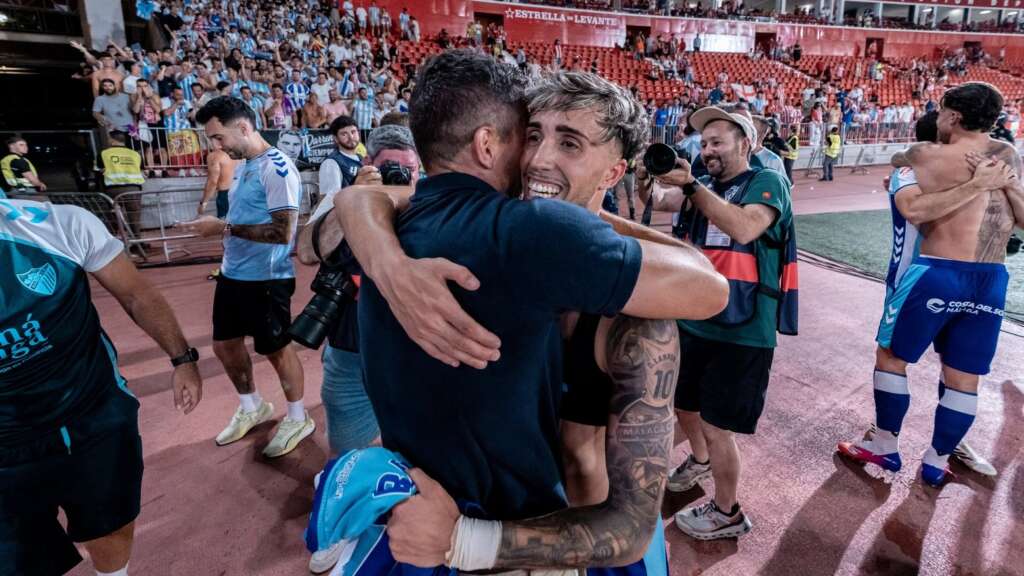 54 - EL ABRAZO DE FUNES CON LARRUBIA
