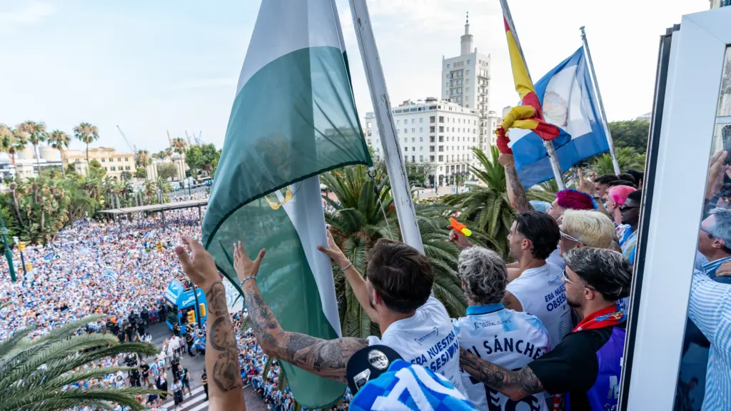 55. bandera andalucia diputacion balcon nino celebracion