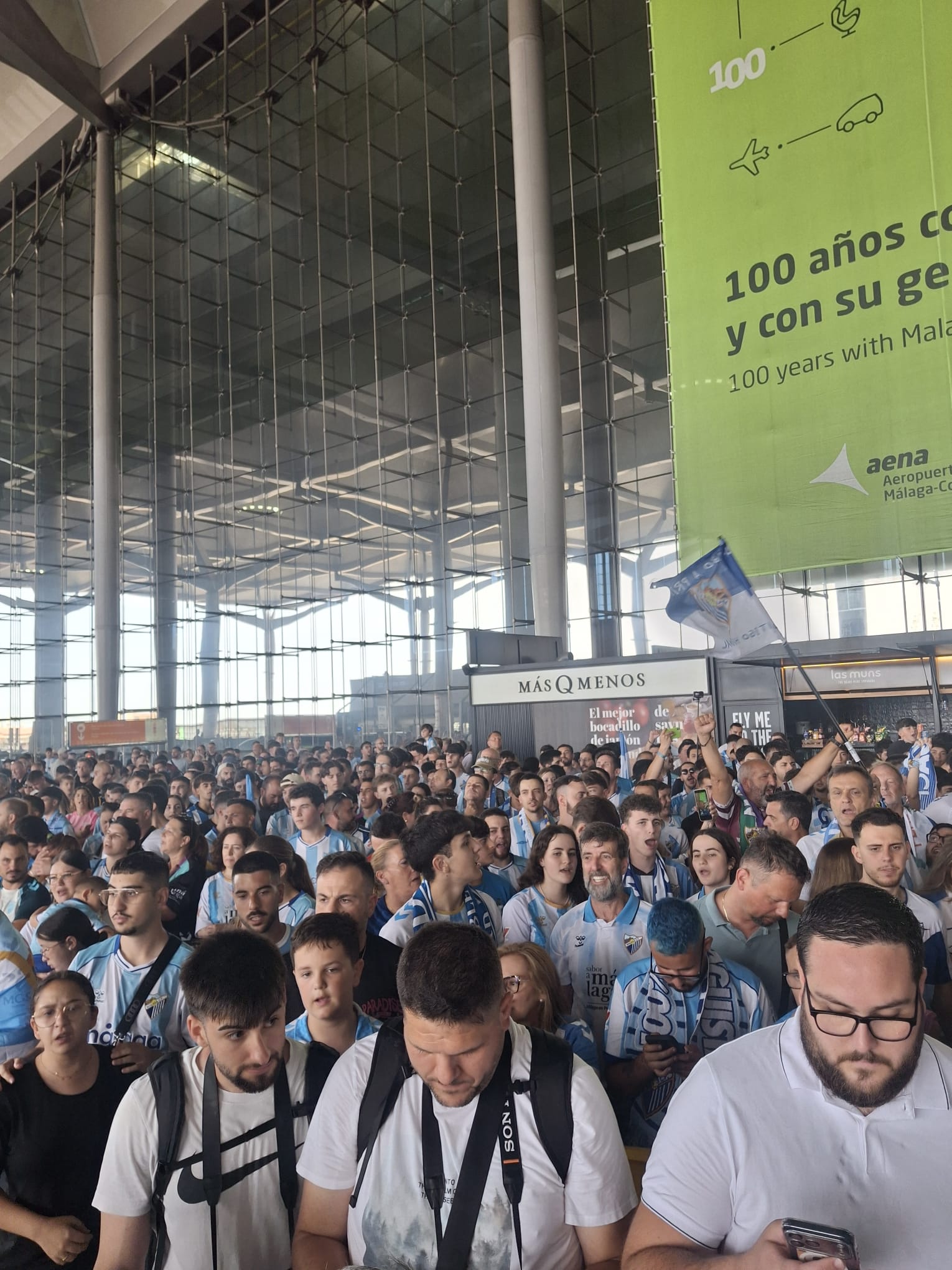 Las mejores fotos y vídeos del histórico recibimiento al Málaga CF en el Aeropuerto antes del playoff 6 6