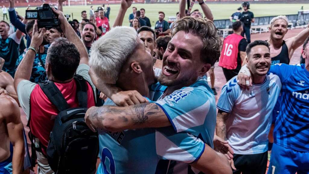 63 - CHUPE Y NIÑO ABRAZADOS TRAS SUBIR A PRIMERA