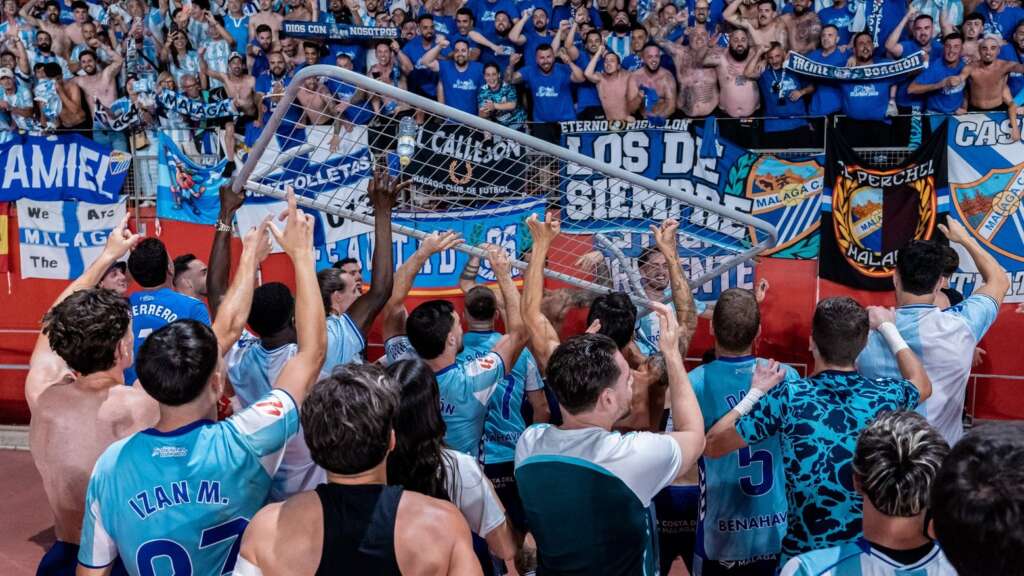 64 - LOS JUGADORES DEL MÁLAGA CF CELEBRAN EL ASCENSO CON LOS DESPLAZADOS A ALMERÍA