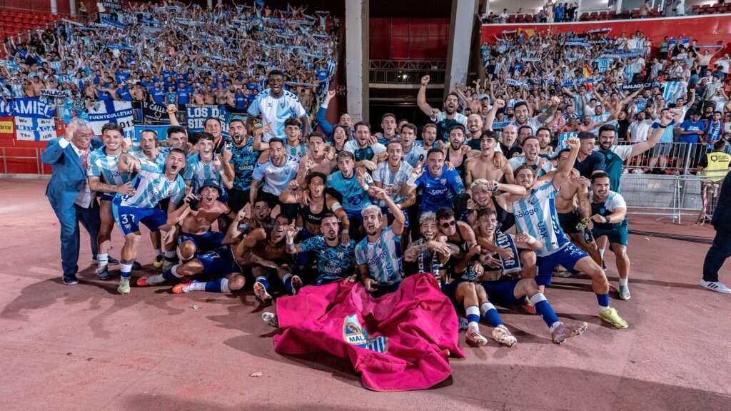 65 - LOS JUGADORES DEL MÁLAGA CF SE FOTOGRAFÍAN CON LA AFICIÓN
