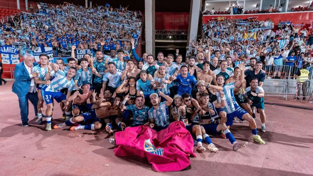66 - LA FOTO DEL MÁLAGA CF CON LA AFICIÓN TRAS SER DE PRIMERA