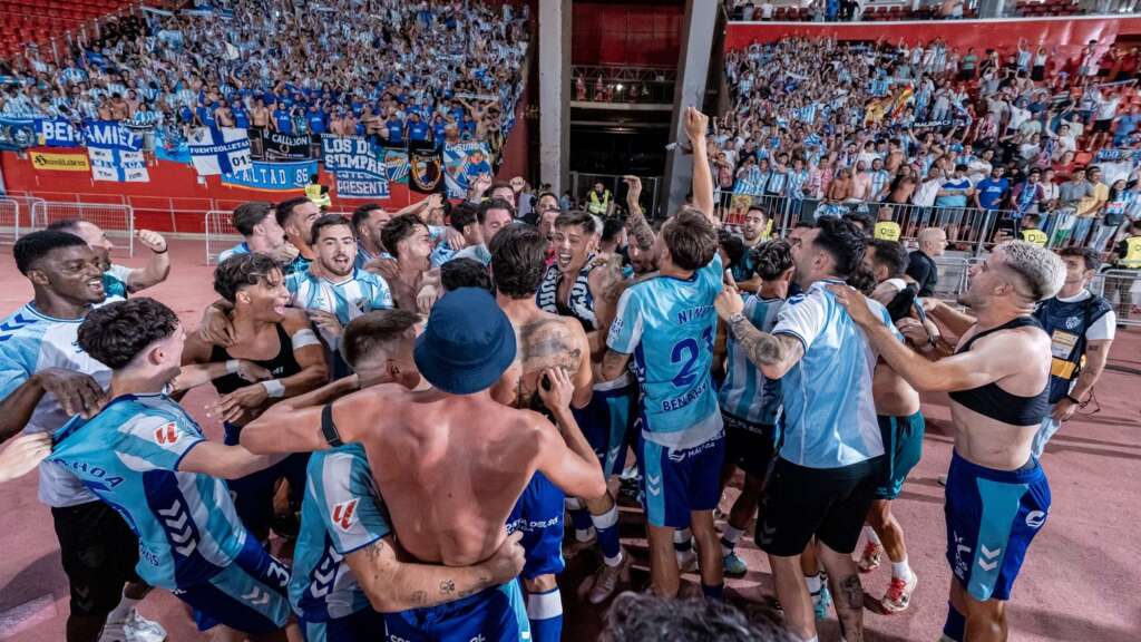 67 - PIÑA DEL EQUIPO TRAS EL ASCENSO