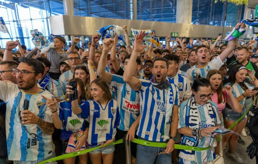 Las mejores fotos y vídeos del histórico recibimiento al Málaga CF en el Aeropuerto antes del playoff