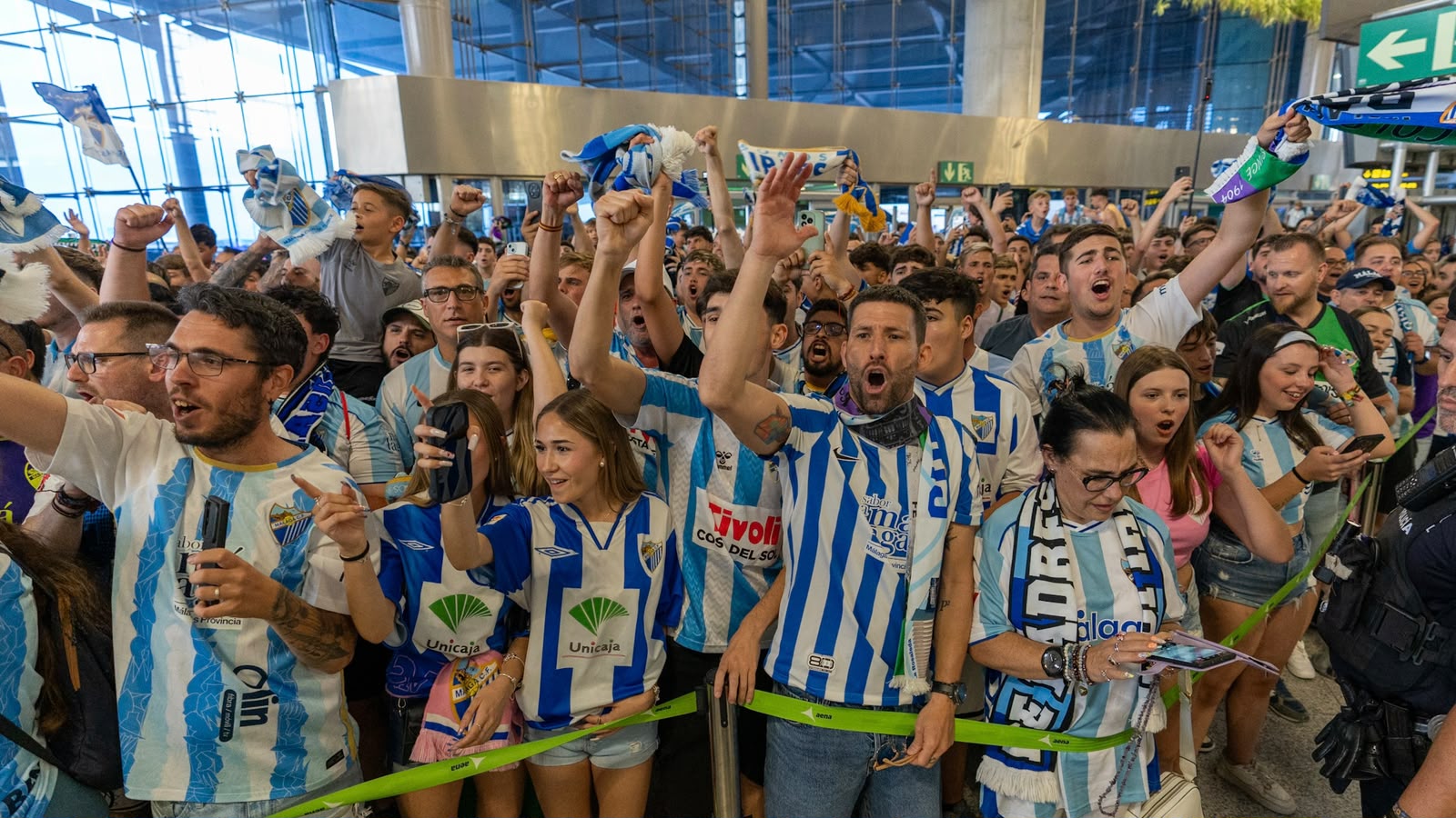 Las mejores fotos y vídeos del histórico recibimiento al Málaga CF en el Aeropuerto antes del playoff