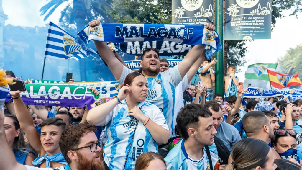 71. bandera aficion emocion ascenso primera division malaga cf