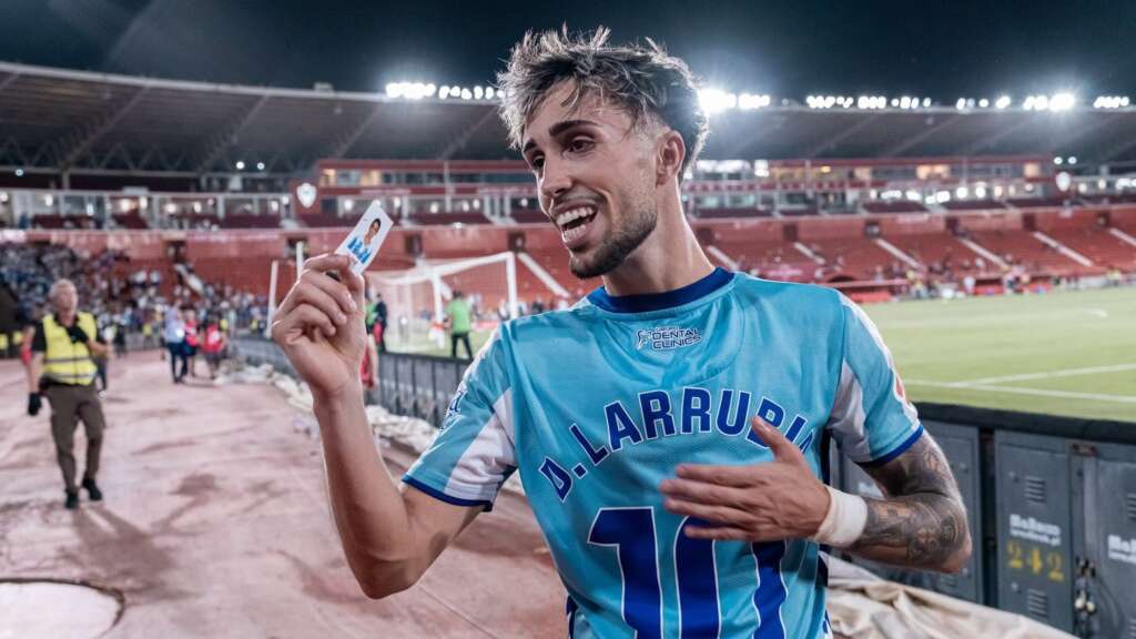 72 - LARRUBIA CON UNA FOTO DE CUANDO ERA PEQUEÑA EN EL MÁLAGA