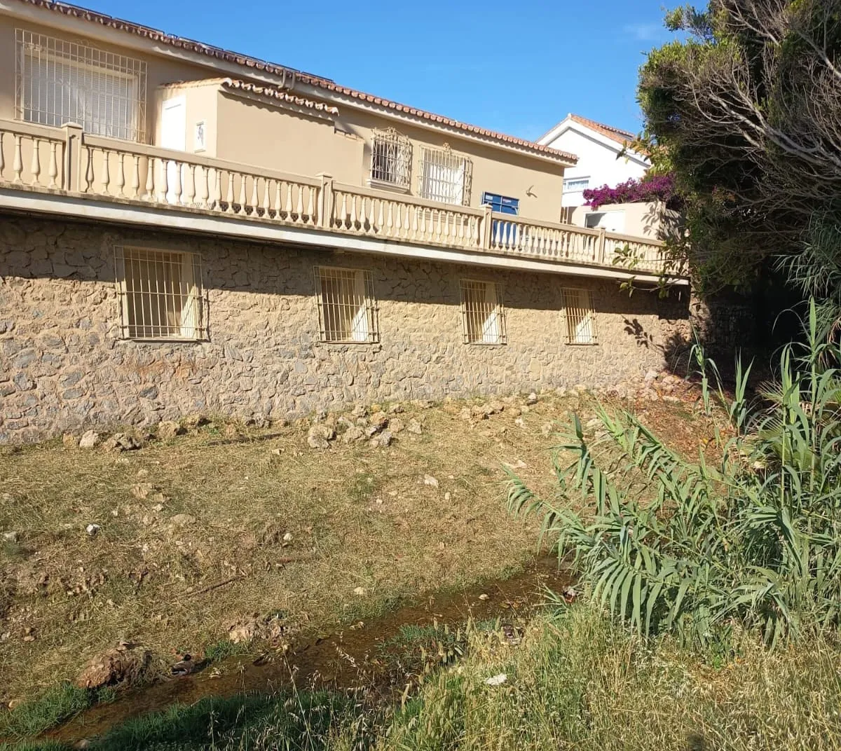 Benalmádena intensifica la limpieza de cauces y el desbroce de parcelas municipales para reforzar la prevención de incendios 4 73 - LIMPIEZA CAUCES BENALMADENA