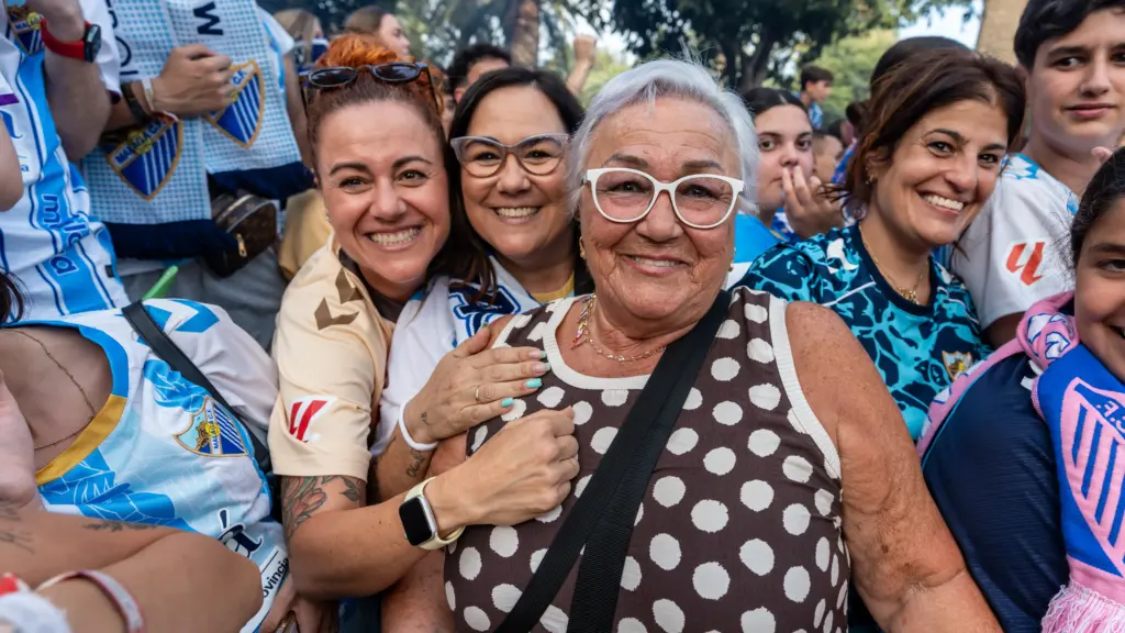 74. aficion malaga cf mujeres emocion sonrisa celebracion