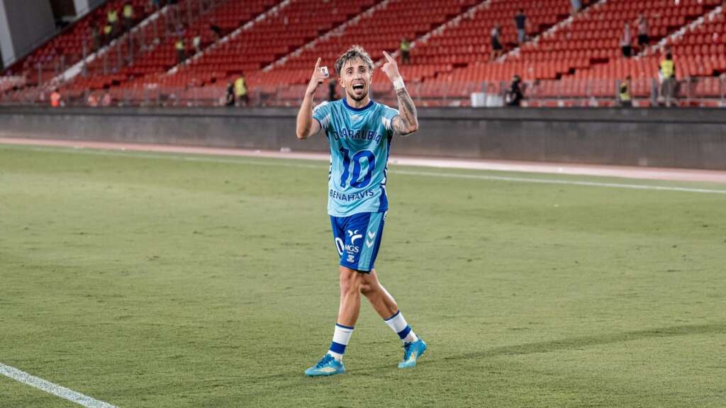 75 - LARRUBIA SOBRE EL VERDE DEL ALMERÍA CELEBRAN EL ASCENSO