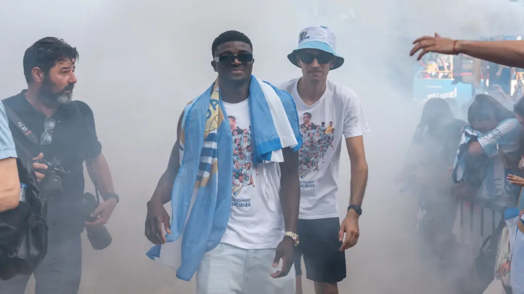 76. Moussa Juanpe llegada ayuntamiento humo