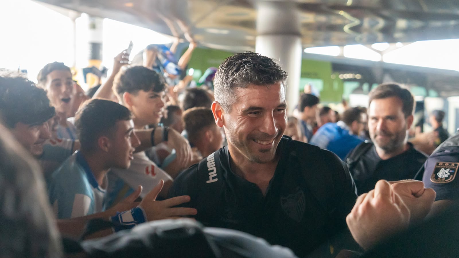 Las mejores fotos y vídeos del histórico recibimiento al Málaga CF en el Aeropuerto antes del playoff 11 8