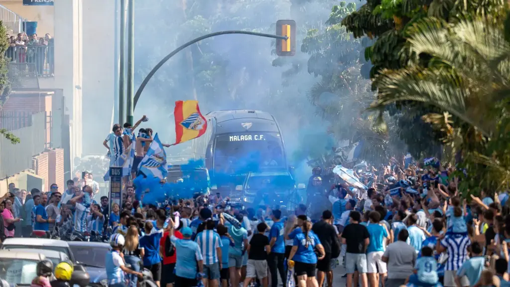GALERÍA | El último aliento de la afición del Málaga CF antes de ir a Almería 4 81 - RECIBIMIENTO BUS MCF EN ALMERÍA