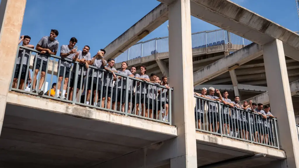 GALERÍA | El último aliento de la afición del Málaga CF antes de ir a Almería 1 84 - RECIBIMIENTO BUS MCF EN ALMERÍA