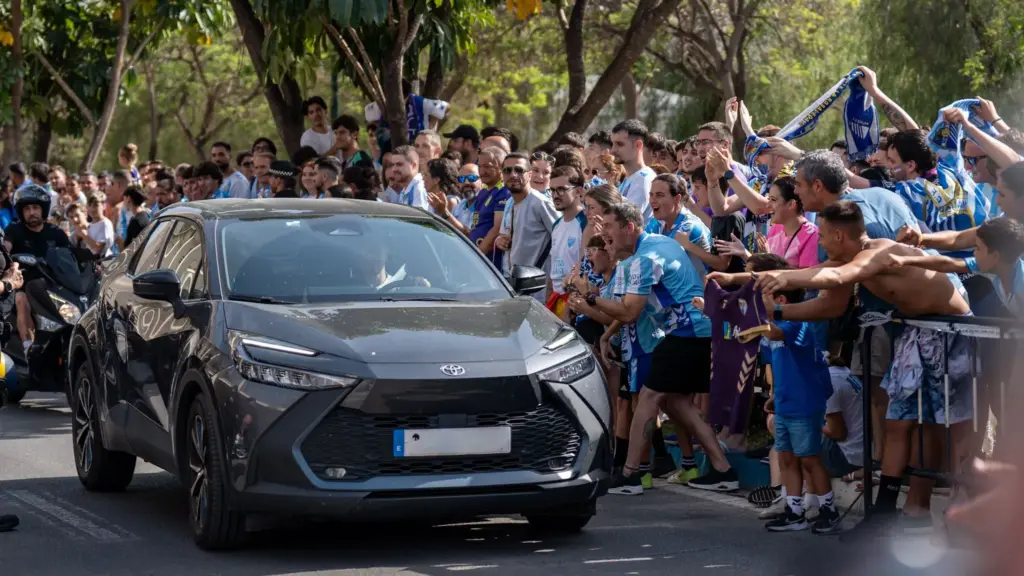 GALERÍA | El último aliento de la afición del Málaga CF antes de ir a Almería 3 85 - RECIBIMIENTO BUS MCF EN ALMERÍA