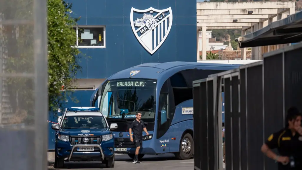 GALERÍA | El último aliento de la afición del Málaga CF antes de ir a Almería 2 86 - RECIBIMIENTO BUS MCF EN ALMERÍA