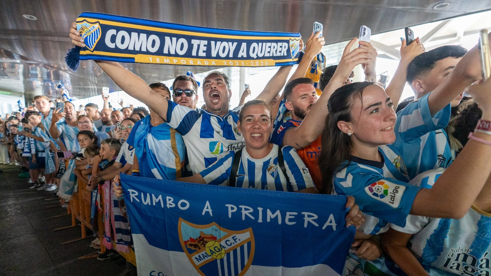 Las mejores fotos y vídeos del histórico recibimiento al Málaga CF en el Aeropuerto antes del playoff 7 9