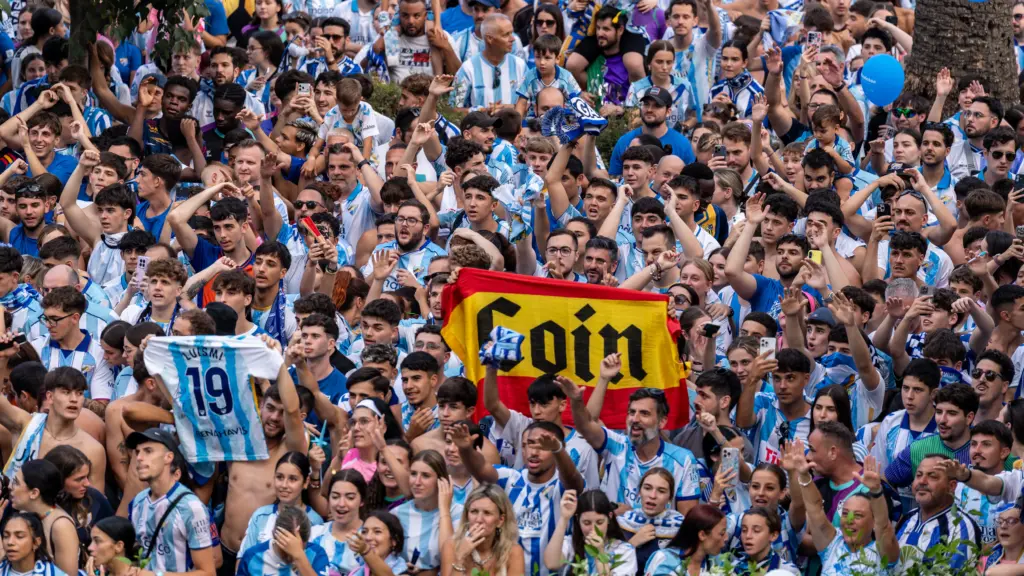 90. aficion ayuntamiento malaga cf celebracion luismi coin