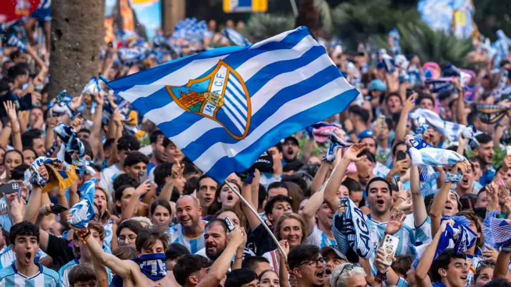 92. aficion celebracion ayuntamiento bandera malaga cf