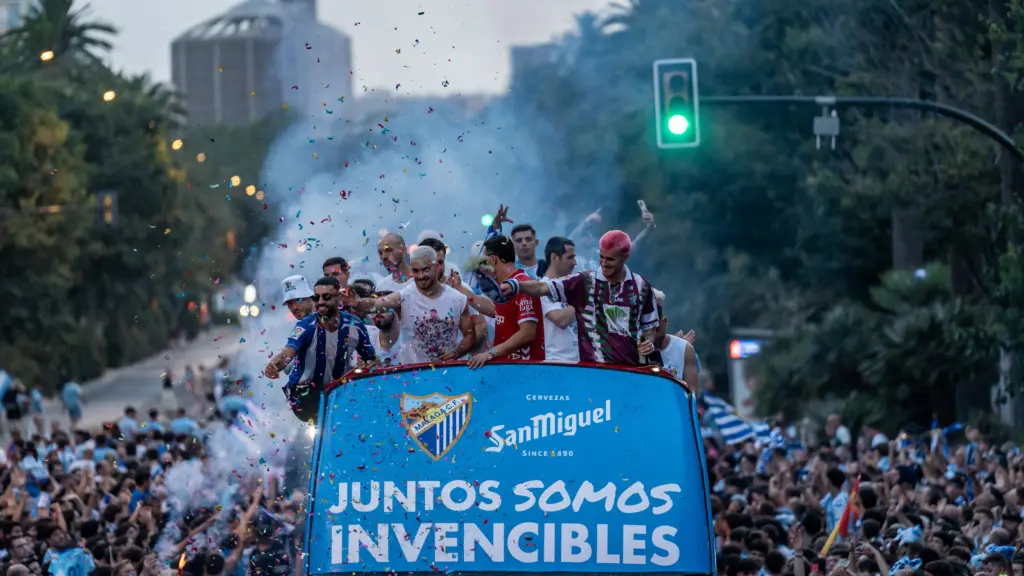 93. Malaga CF autobus einar ramon murillo confeti ascenso celebracion