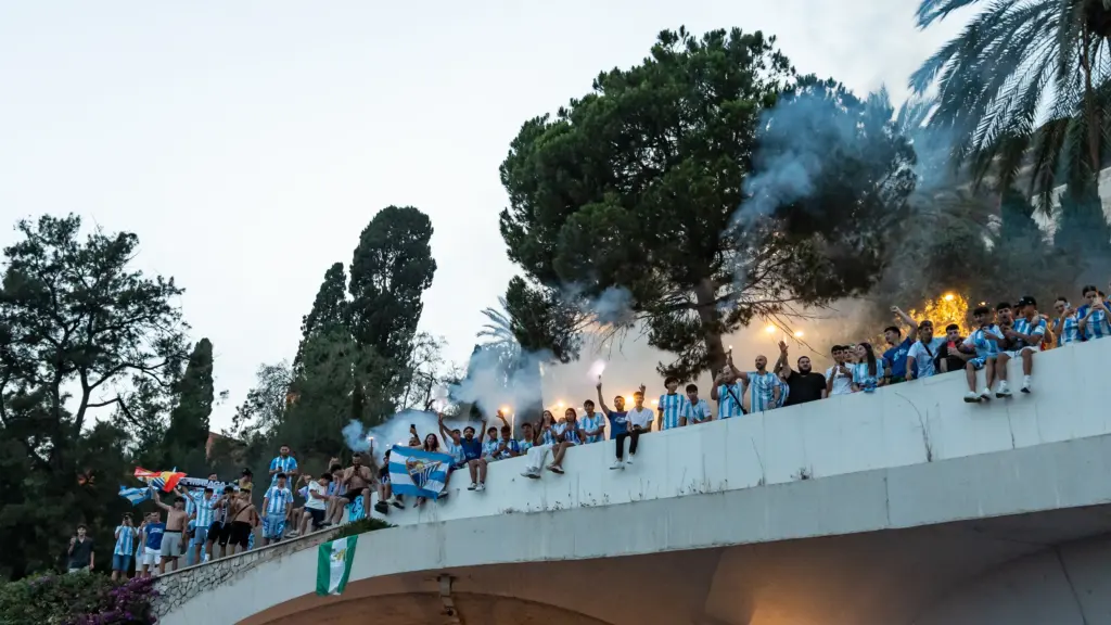 98. puente aficion malaga cf banderas bengalas celebracion rua