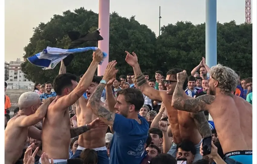 ALGUNOS JUGADORES DEL MÁLAGA CF AMANECEN DE FIESTA EN LA FUENTE DE COLORES DE TEATINOS