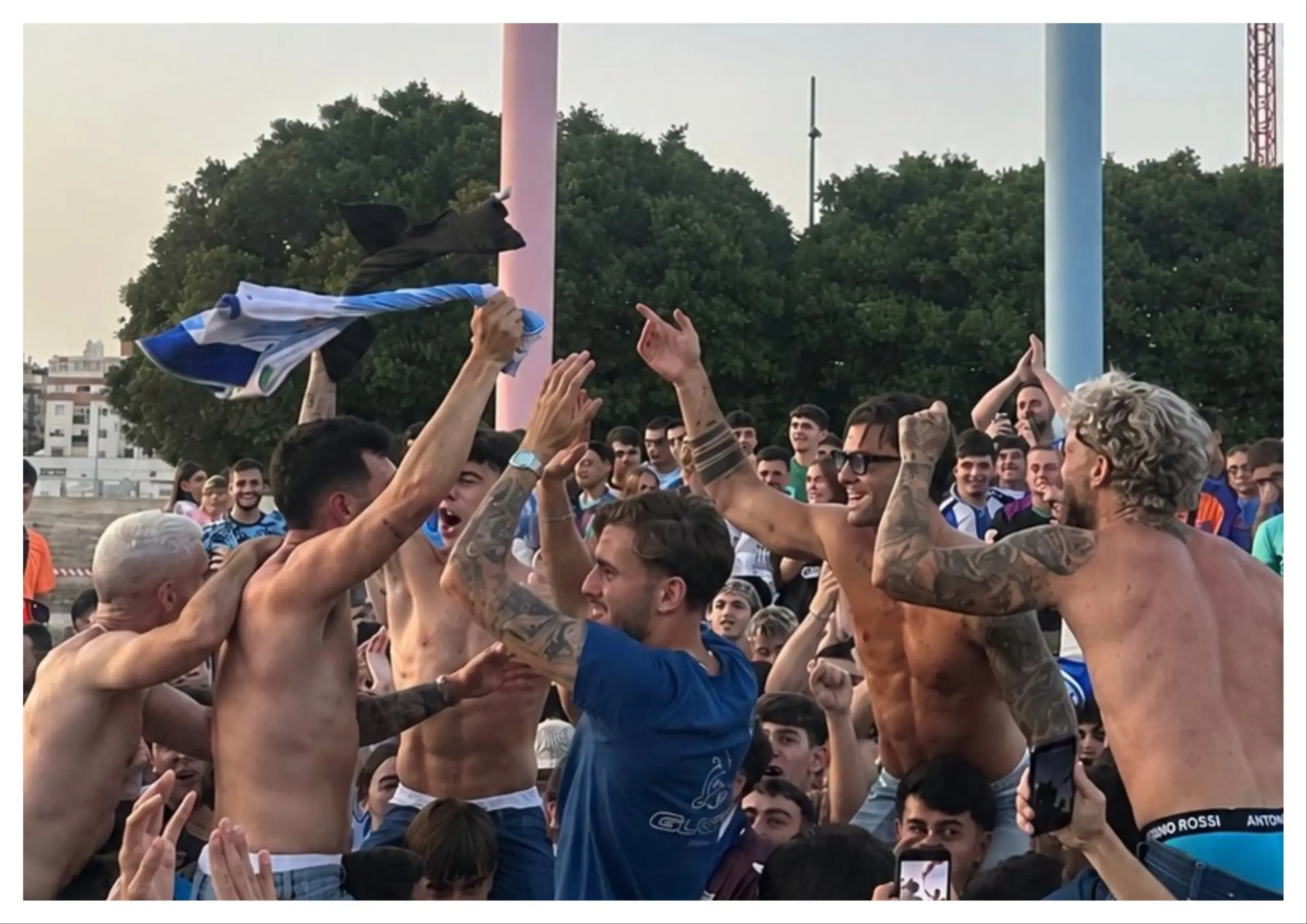 Radio Marca 2 ALGUNOS JUGADORES DEL MÁLAGA CF AMANECEN DE FIESTA EN LA FUENTE DE COLORES DE TEATINOS