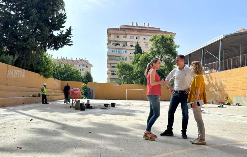 Arriaga Rodriguez y Diaz durante su visita a las obras para habilitar una pista de hockey en el colegio El Tejar