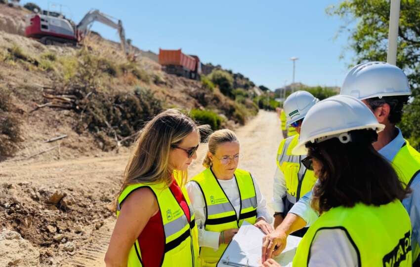 Arriaga y Mula atienden a las indicaciones de los tecnicos en los planos del proyecto de la Montana del Deporte