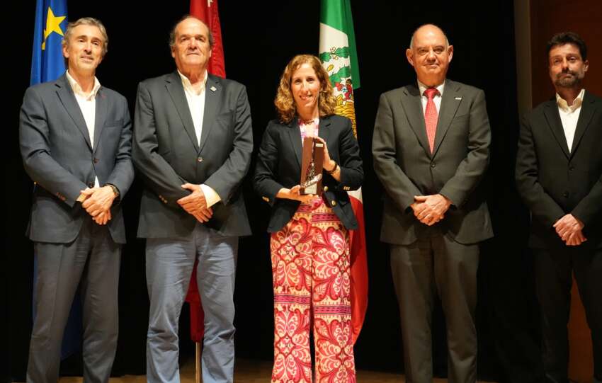 Carmen Diaz recibe la Escoba de Platino