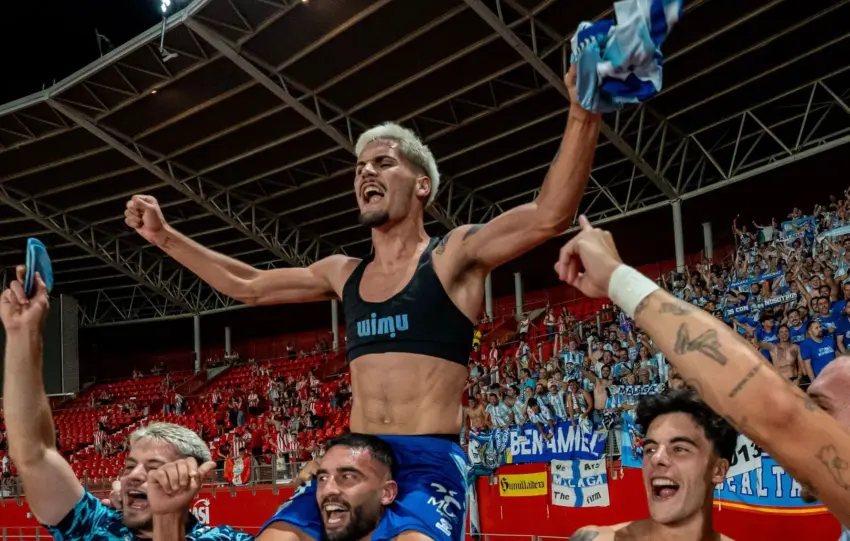Así fue la fiesta del Málaga CF en el vestuario del UD Almería Stadium
