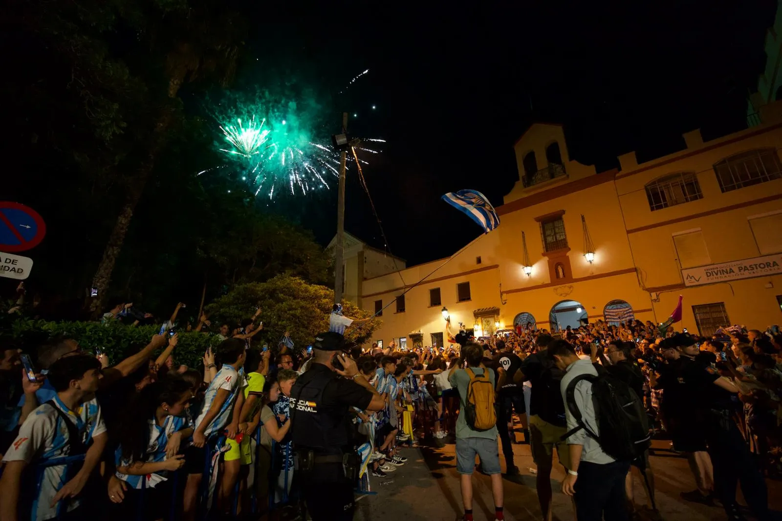 Así te hemos contado la celebración del ascenso del Málaga CF a Primera División 1 FUEGOS ARTIFICIALES EN LA RÚA DEL MÁLAGA CF