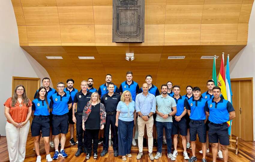 Foto de familia tras la toma de posesion de los Vigilantes de Playas