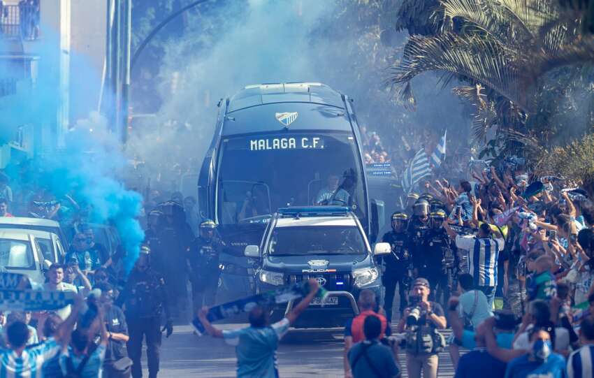 ¡Así ha sido la despedida al autobús del Málaga CF rumbo a Almería!