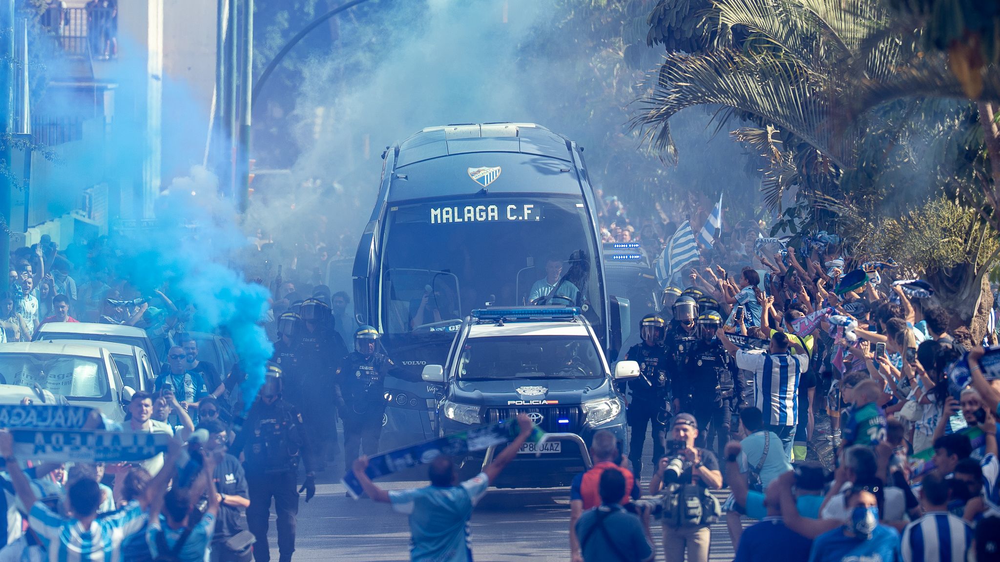 ¡Así ha sido la despedida al autobús del Málaga CF rumbo a Almería!