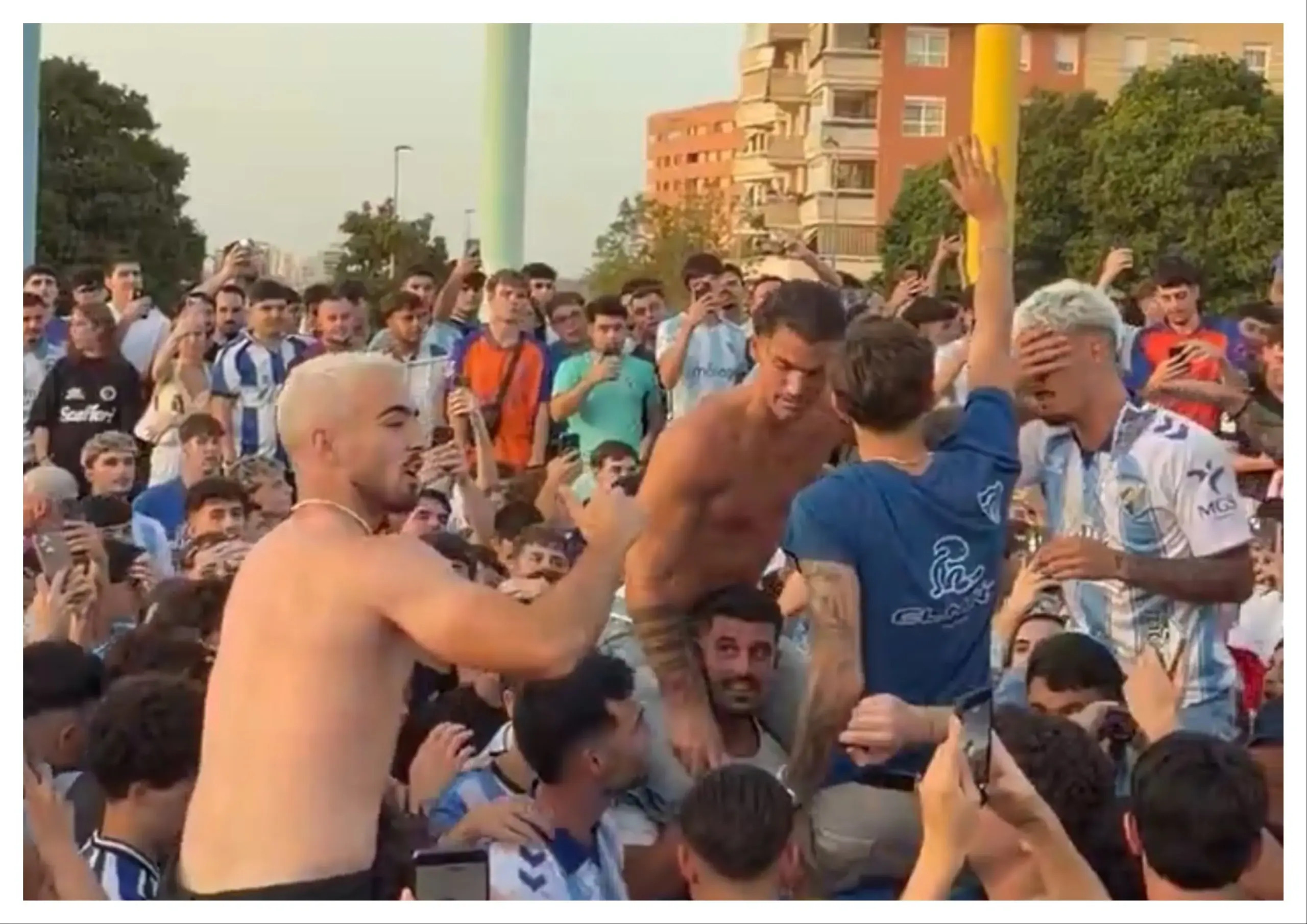 ¡Algunos jugadores del Málaga CF amanecen de fiesta en la Fuente de los Colores de Teatinos! 1 LOS JUGADORES DEL MÁLAGA CF EN LA FUENTE DE COLORES DE TEATINOS