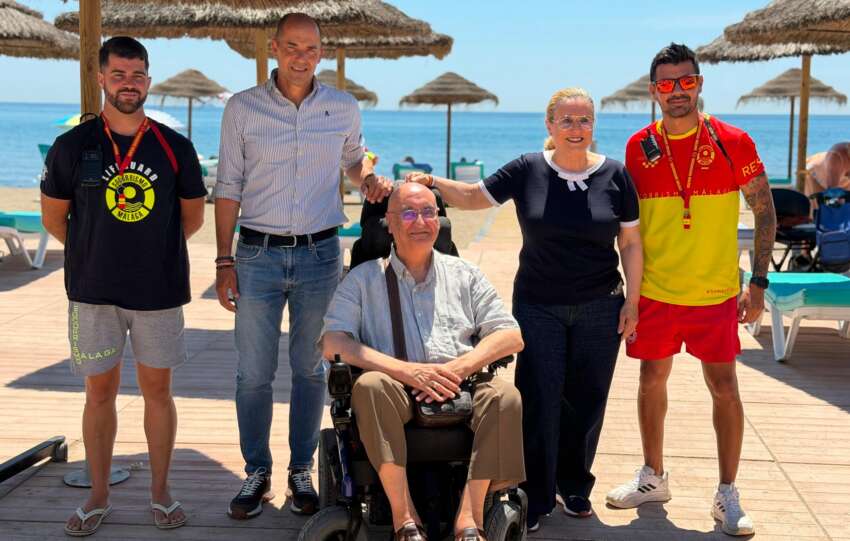 Mula y Sanchez junto a profesionales y usuarios de la parcela adaptada de la playa de Las Gaviotas