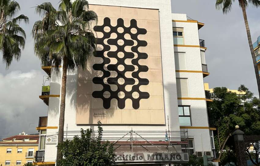 Mural Eriana de Manuel Barbadillo en avenida de Mijas esquina con avenida Juan Gomez Juanito