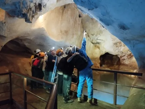 Radio Marca 39 Sala del Lago. Cueva del Tesoro.jpeg