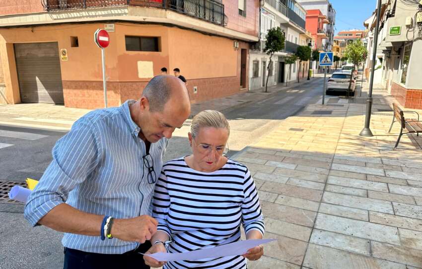 Sanchez y Mula consultan un plano de la obra de remodelacion de la calle Sevilla