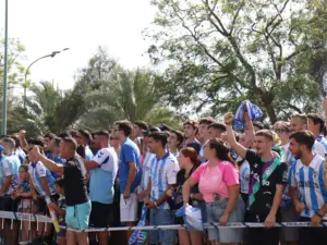GALERÍA | El último aliento de la afición del Málaga CF antes de ir a Almería 20 aficion despedida bus 1 11zon