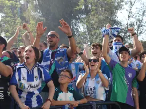 GALERÍA | El último aliento de la afición del Málaga CF antes de ir a Almería 19 aficion despedida malaga autobus 2 11zon