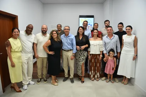 alcalde cjales y artistas durante la presentacion de la feria.jpeg